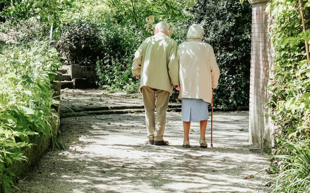 Pareja de personas mayores paseando